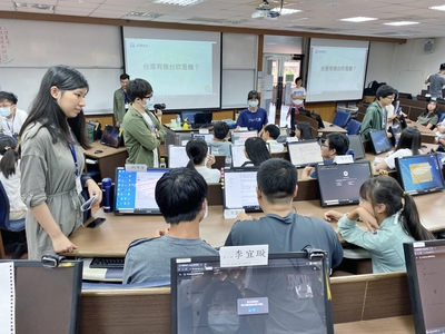 助教引導小組討論圖片