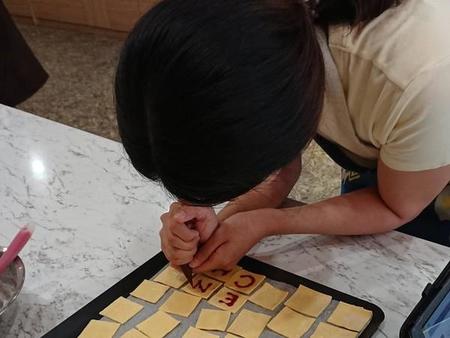 曾莉棋在餅乾上塗果醬圖片