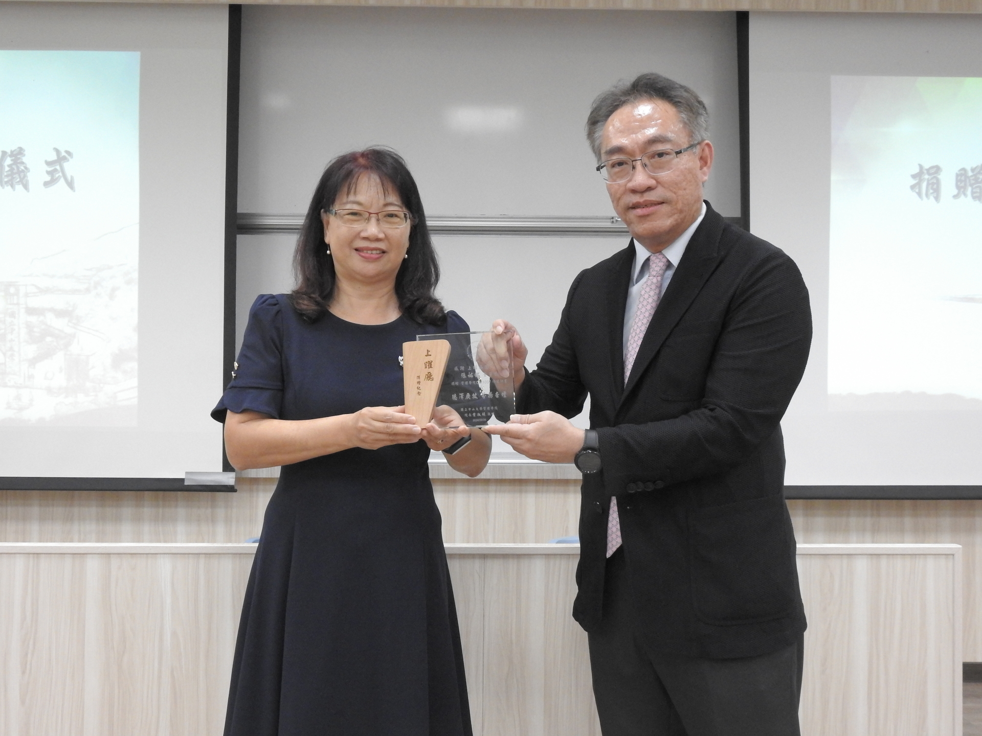 葉淑娟院長致贈獎盃與張祐銘董事長圖片