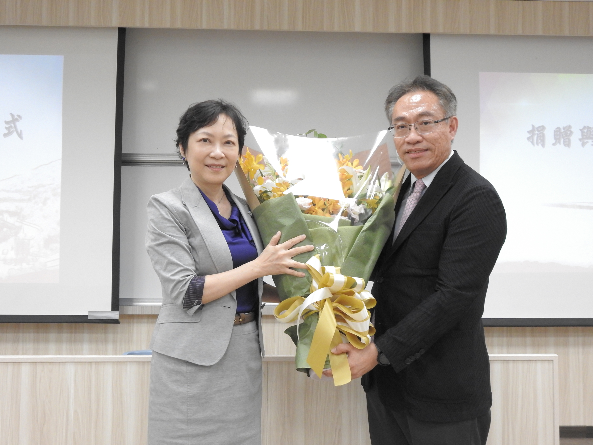 資管系老師、EMBA-13段逸君學姐獻花予張祐銘董事長圖片