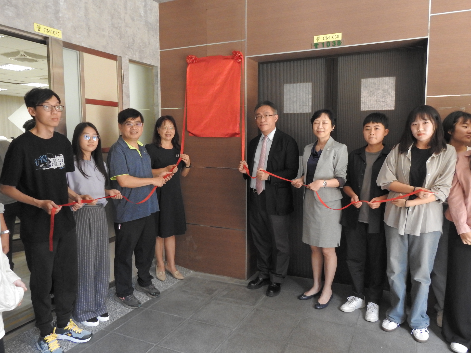 上曜集團張祐銘董事長與管院師生於「上曜廳」舉行揭牌儀式圖片