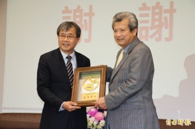 中鋼董事長翁朝棟（右）談新南向，首重跨文化互信。左為中山大學校長鄭英耀。（記者洪定宏攝）圖片