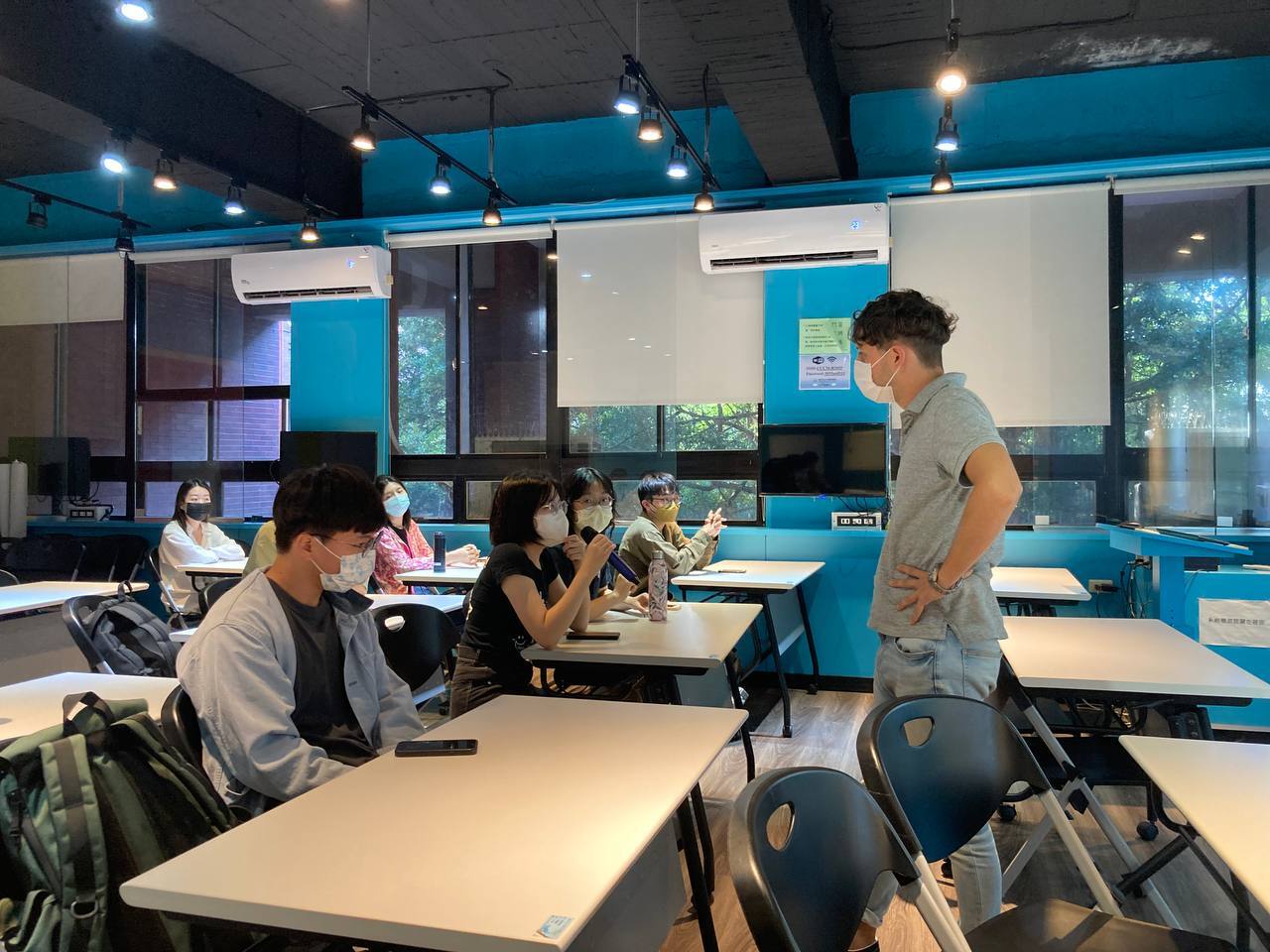學生積極回應講師的提問圖片