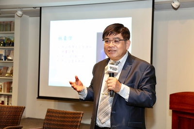 圖／中山大學EMBA執行長林豪傑說明課程細節；張智傑攝圖片