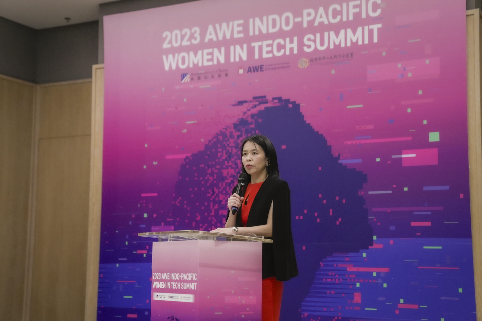 國際經營管理學士學位學程(IBBA)羅芳怡副教授於「AWE科技女創印太高峰會」晚宴上擔任致詞貴賓圖片