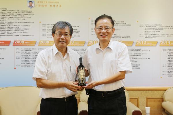 陳康興教授(右)圖片