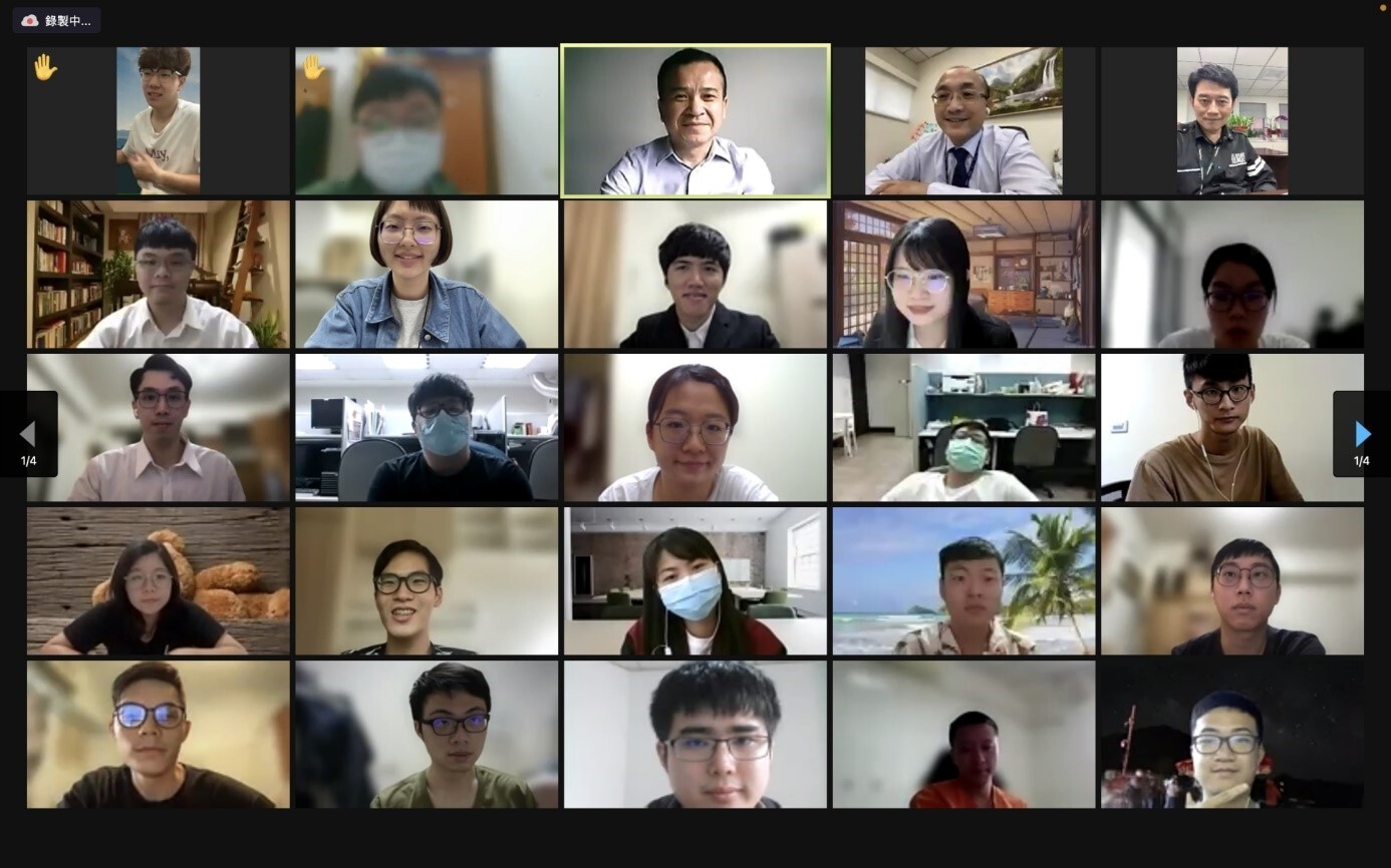陳三益商務長(第一排右一)、沈鈺堂經理(第一排右二)、徐士傑教授(第一排中)與同學合影。圖片