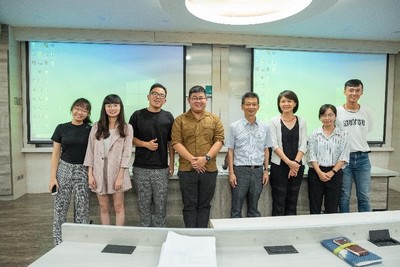 六位分享同學與管院郭瑞坤副院長(右四)、職涯發展辦公室林欣郁主任(右三)合照圖片