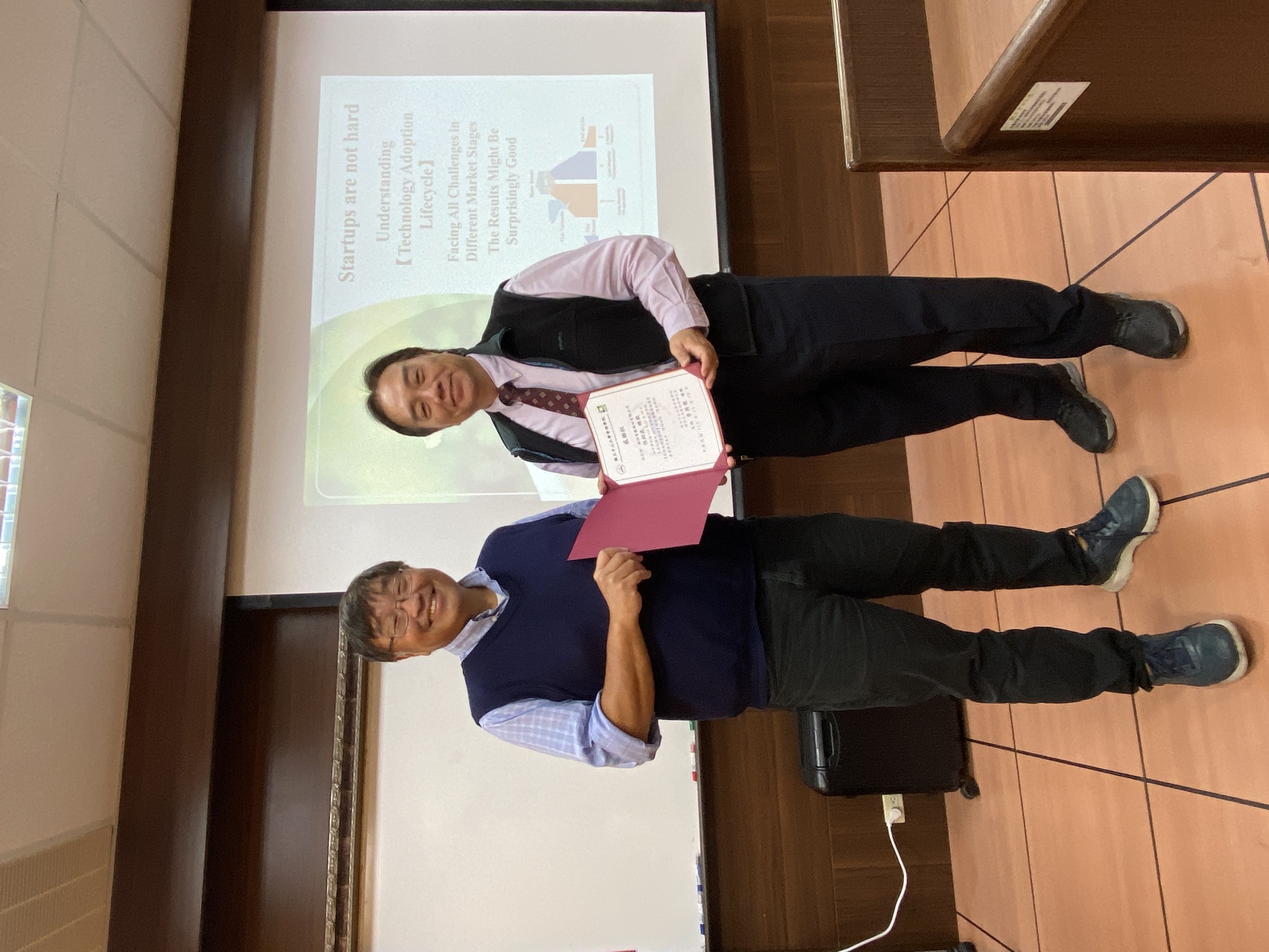 國際交流暨認證辦公室主任李英俊教授致贈感謝狀予張紹堯總經理圖片