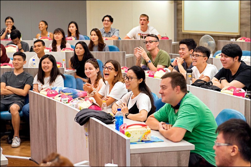 首例!國立中山大學推「全英語授課」10年計劃,明年電機、機電、化學3系,首年將率先招約百名本地生全英語上課,預計到119年,朝向「全英語大學」目標邁進。(中山大學提供)