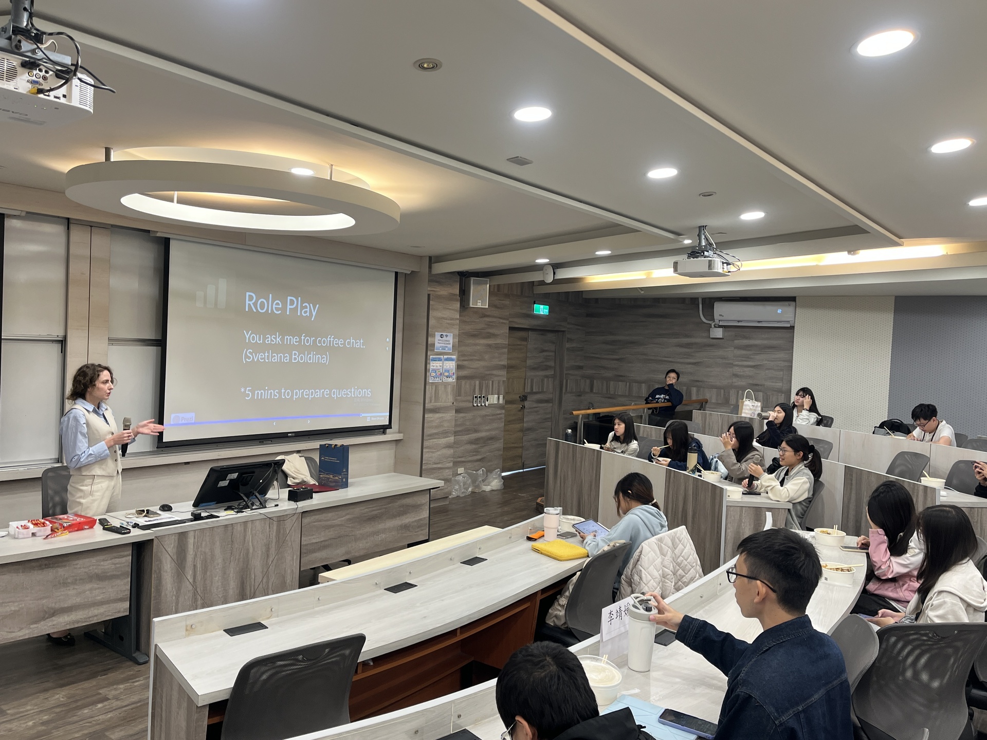 同學專心聆聽講者分享圖片