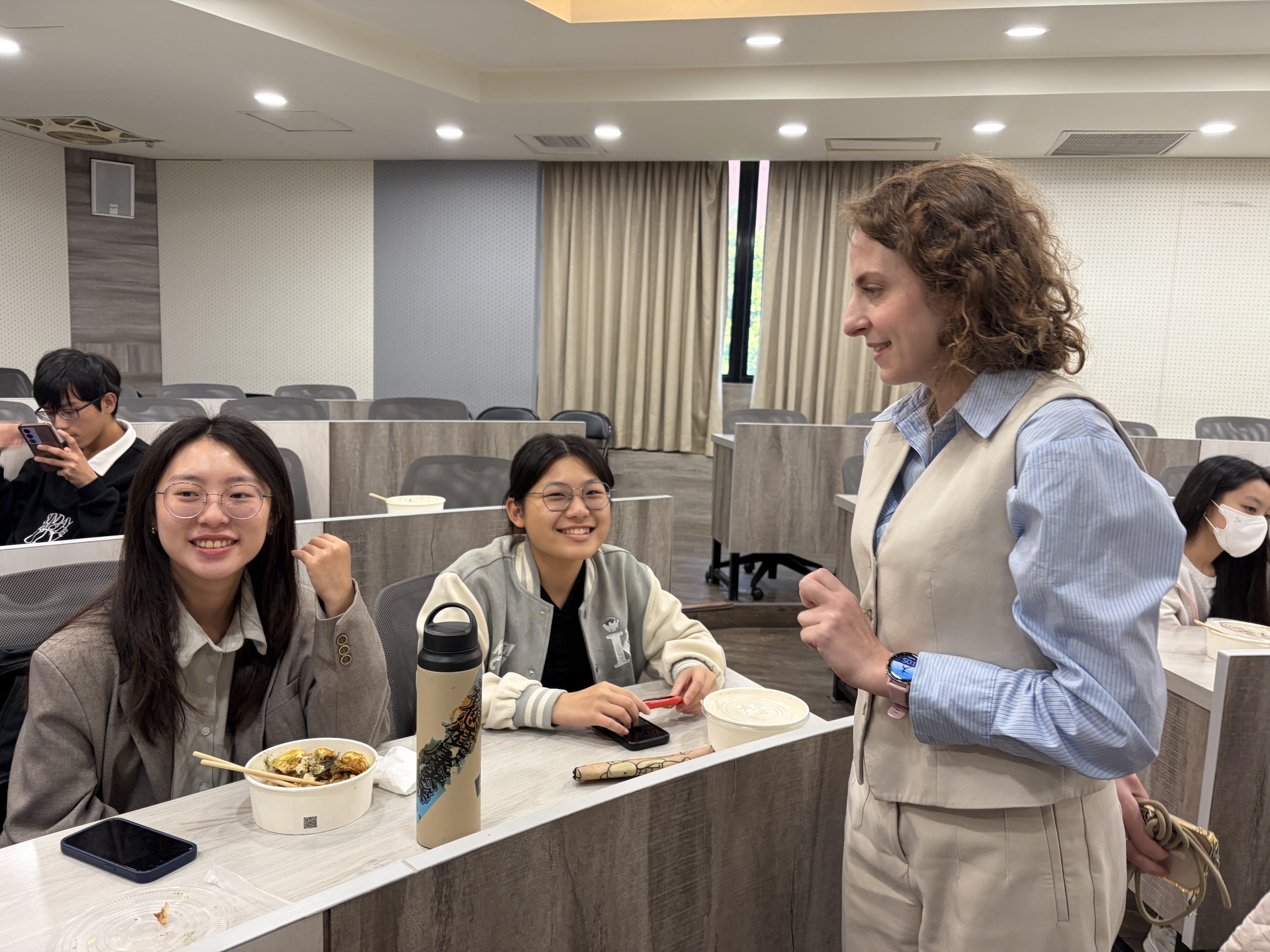 講師於小組討論時與學生互動並協助解惑圖片