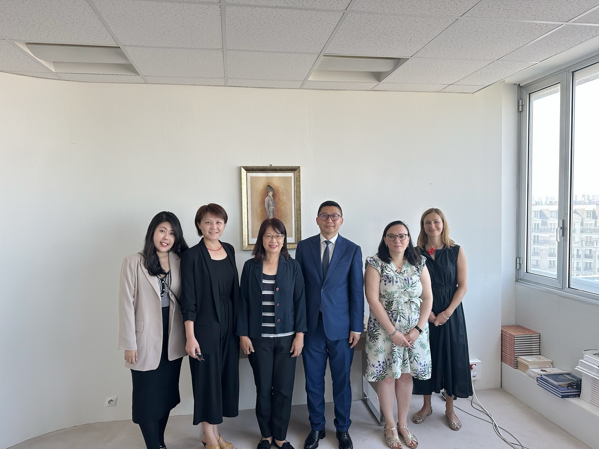 Professor Shu-Chuan Jennifer Yeh, Dean of the College of Management, NSYSU (third from left); Cindy Lin, International Affairs and Programs Manager (second from left), Brenda Chen, Office of International Relations and Accreditation (left), and ESCP Executive President and Dean Léon Laulusa (third from right) take a group photo with ESCP’s international office directorsImage