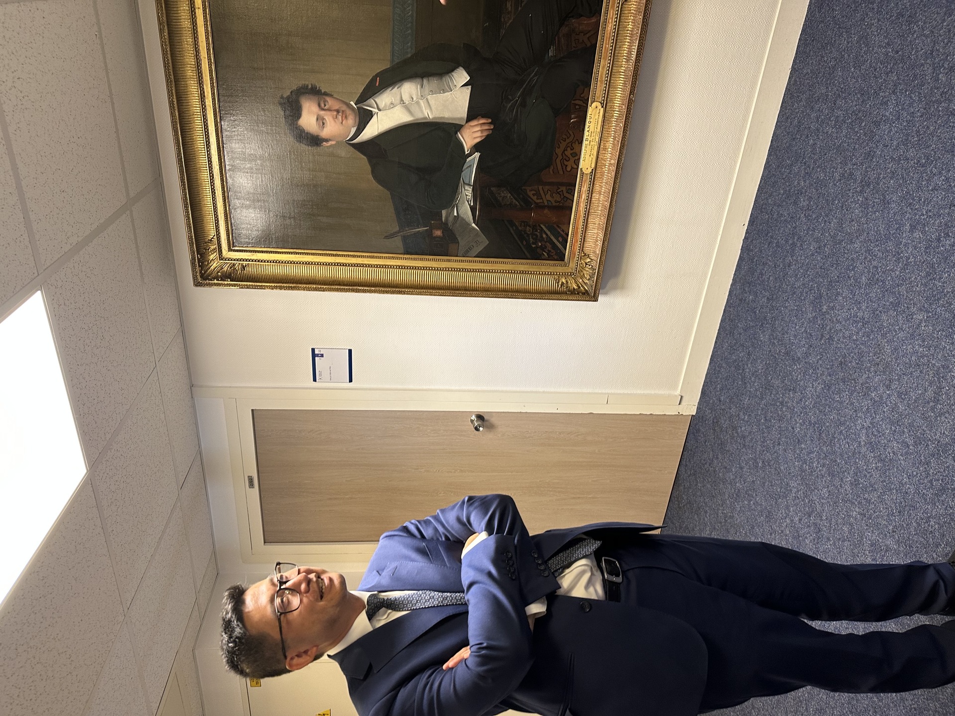 ESCP’s Executive President and Dean Léon Laulusa with a portrait of ESCP’s third president, Adolphe Blanqui, a French economist.