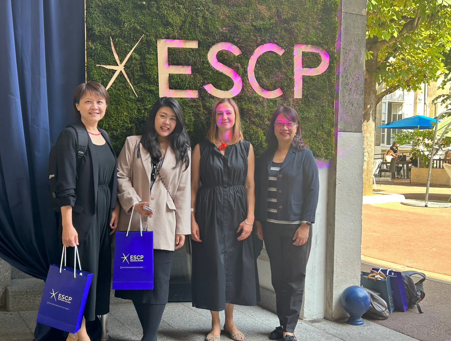 管院參訪團隊與ESCP國際辦主管Ms. Marina Lecomte合照圖片