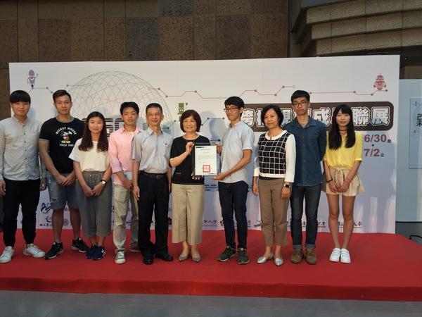 國發會陳美伶主委致贈中山公事所團隊感謝狀。左五為公事所所長郭瑞坤教授，右三為指導老師、彭渰雯副教授。圖片