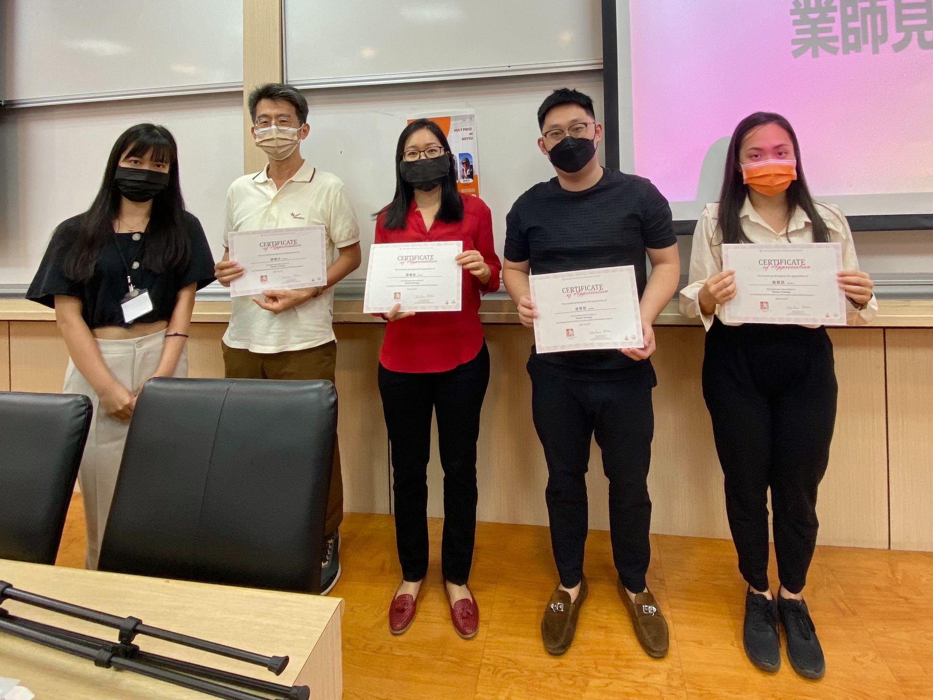 The campus director presented the certificates of appreciation to the mentors (From left to right are campus director I-Ting Wu, mentor Ken Shei, mentor Candice Yeh, mentor Justin Tang, and mentor Lyra Chan)