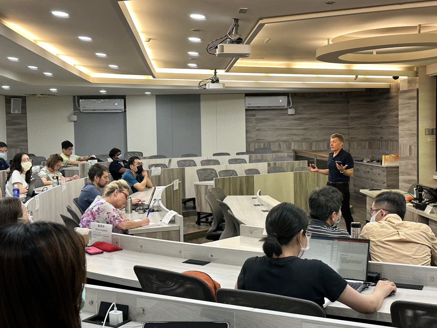 當天演講的盛況。圖片