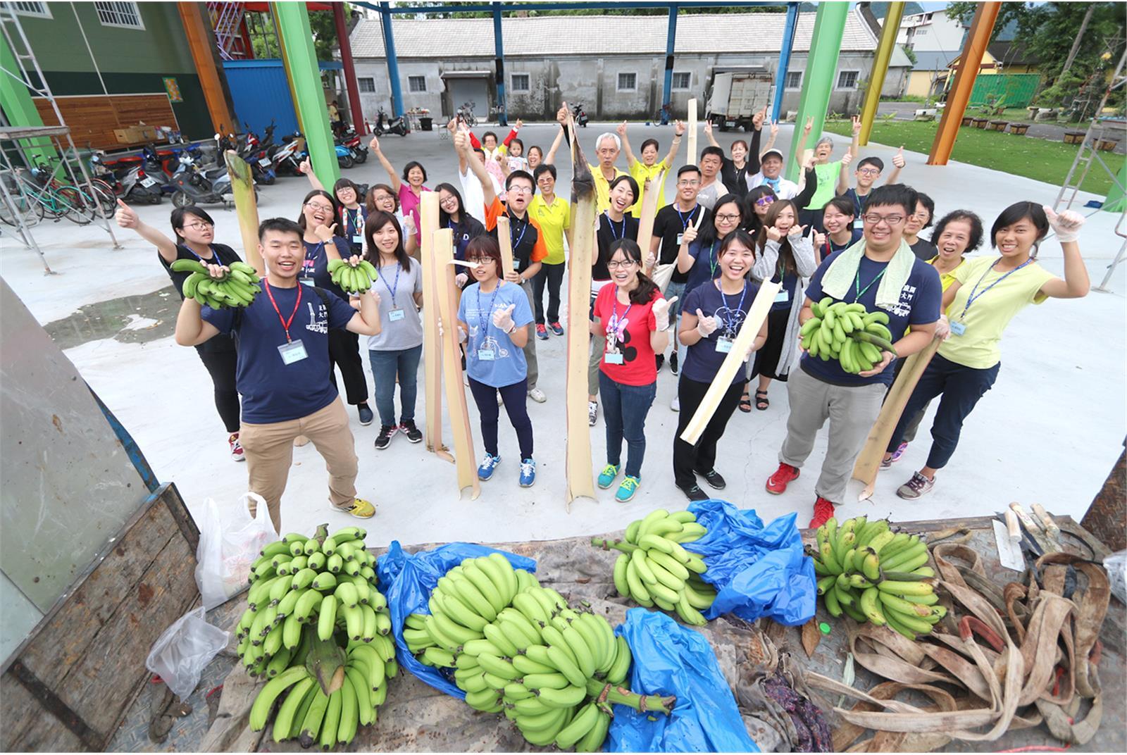 中山大學舉辦「廠開大門—旗山糖廠農村願景工作坊」，徵選全臺20名大學生一同到高雄市旗山區糖廠社區，展開為期兩天的農村體驗。（記者李靜音攝）圖片