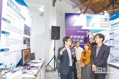 中央大學教授羅孟宗（左）向科技部產學及園區業務司司長邱求慧（右）解說「動物生理訊號無線監測裝置」對預防動物疾病之功能。圖片