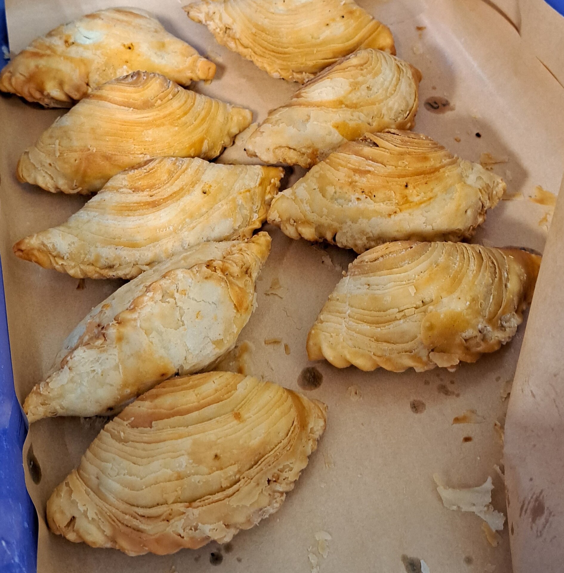 老闆娘準備了美味的咖哩酥角讓同學們品嚐圖片