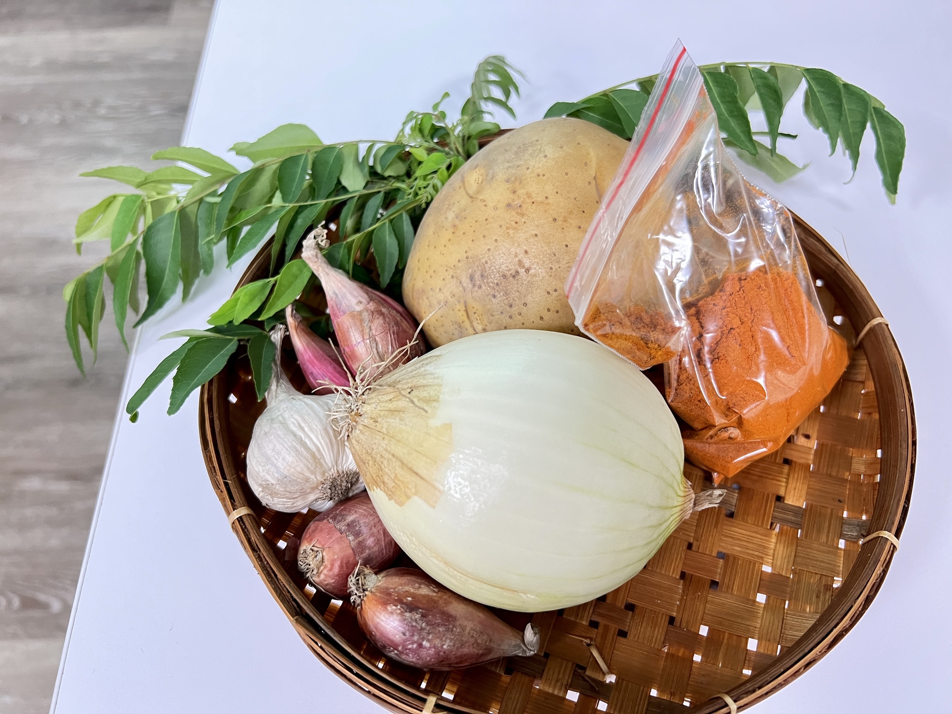 老闆娘細心介紹酥角內餡的使用食材圖片