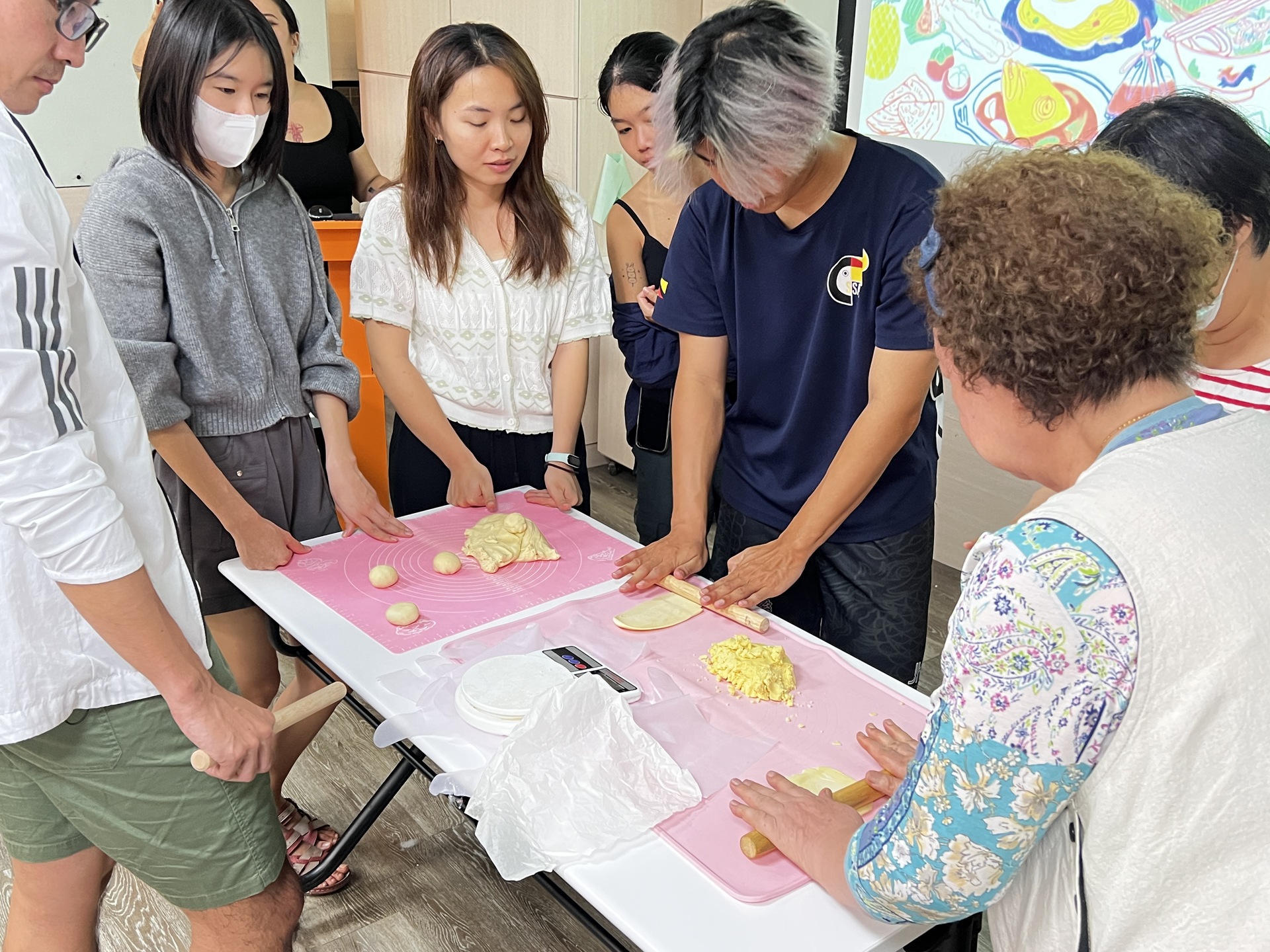 老闆娘指導同學們動手製做馬來西亞特色小點--香料咖哩酥角圖片