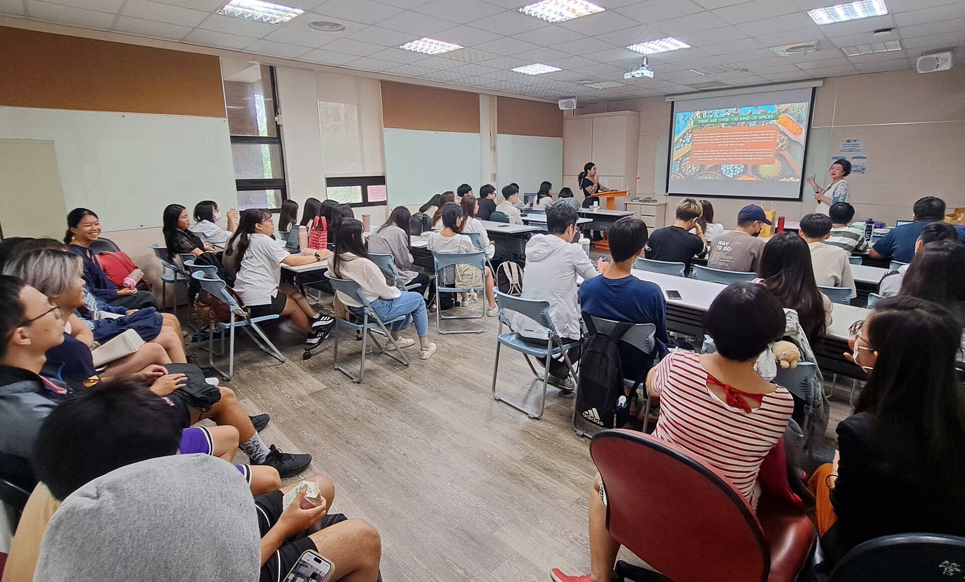 同學們出席踴躍，連教室後排都擠滿人潮圖片