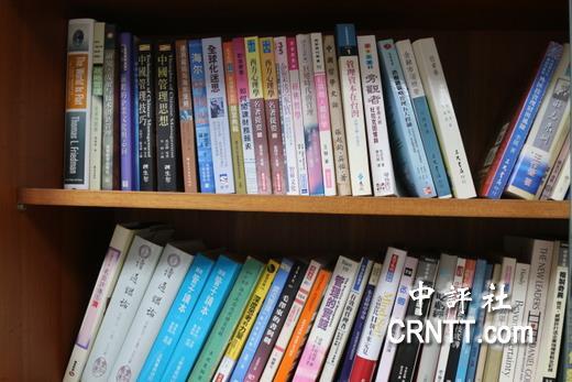 林峰立研究室書架有不少中國古典哲學書籍。（中評社 高易伸攝 ）圖片