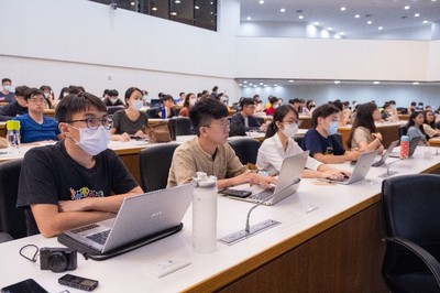同學專心聆聽演講與筆記圖片