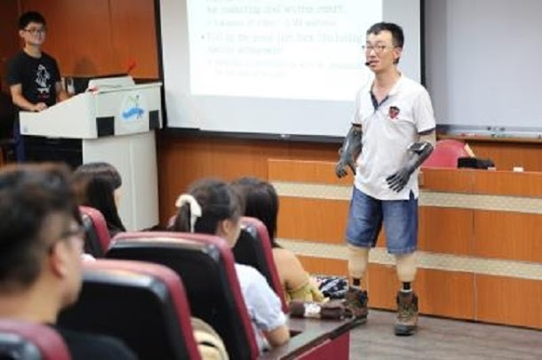 中山大學企管系助理教授王致遠重生後裝上電子手與義肢展開新生活，並返校重執教鞭。   圖：中山大學提供圖片