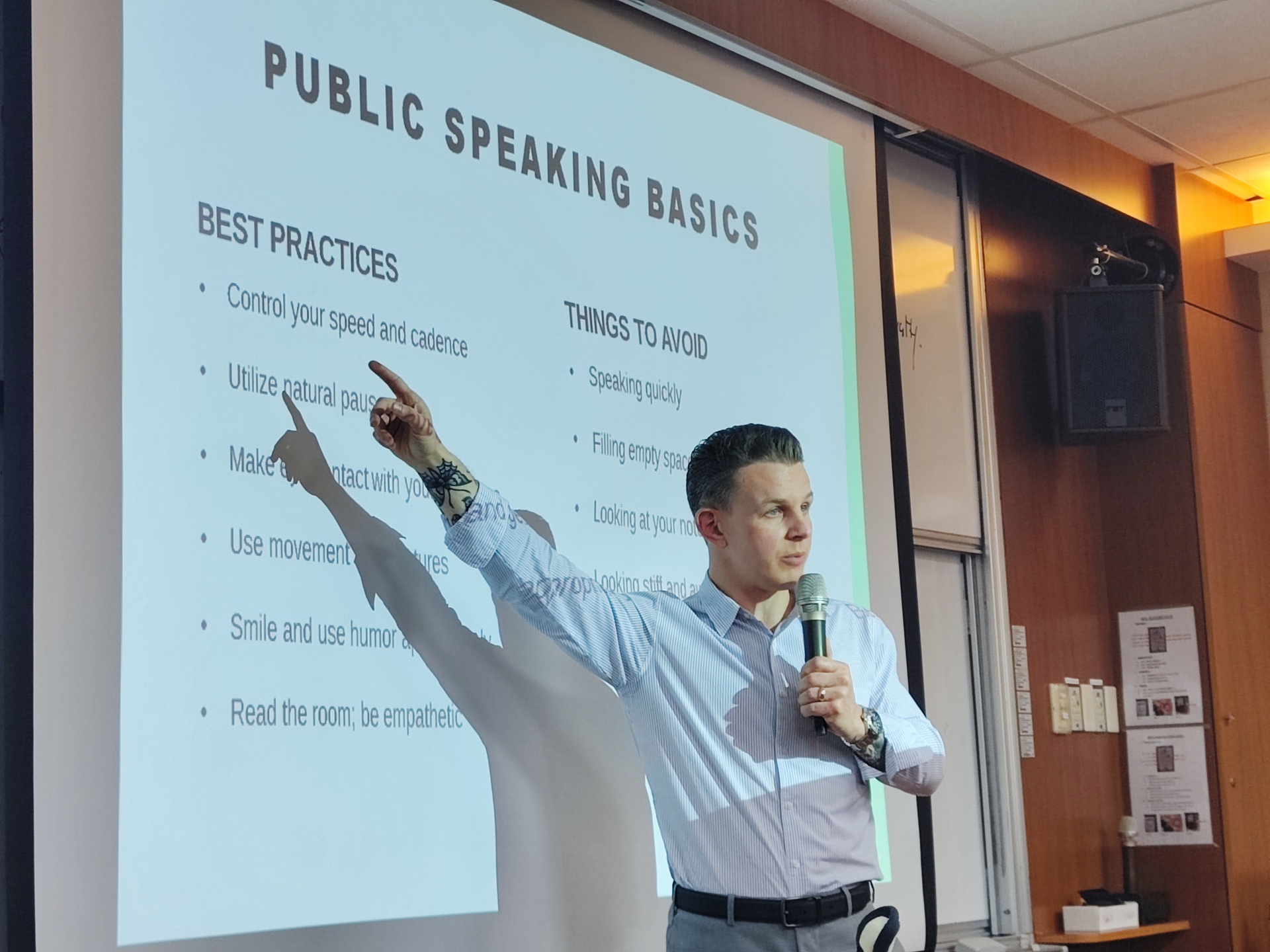 Matthew親身演示手勢動作圖片