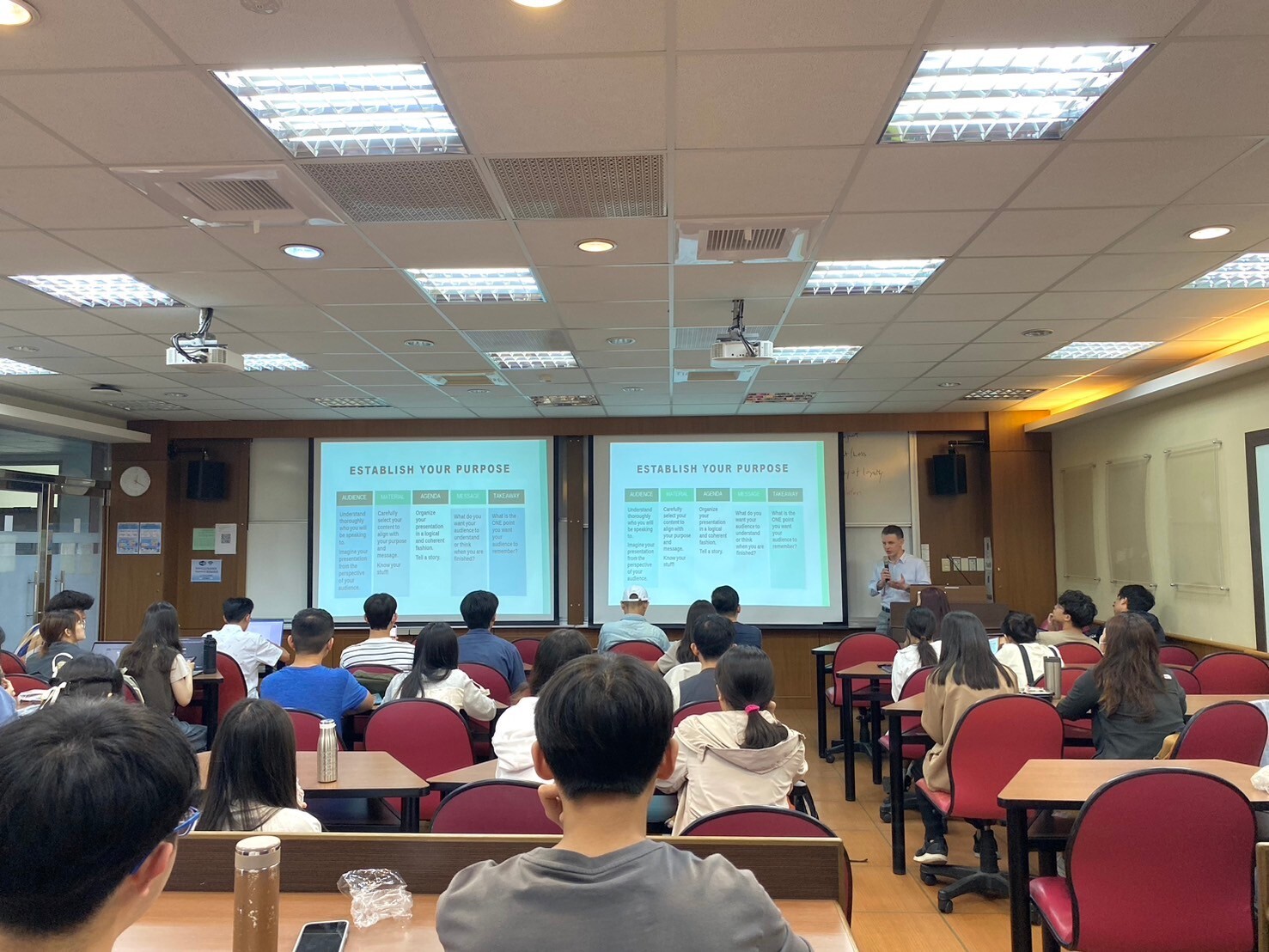 Matthew講解演說前的架構圖片