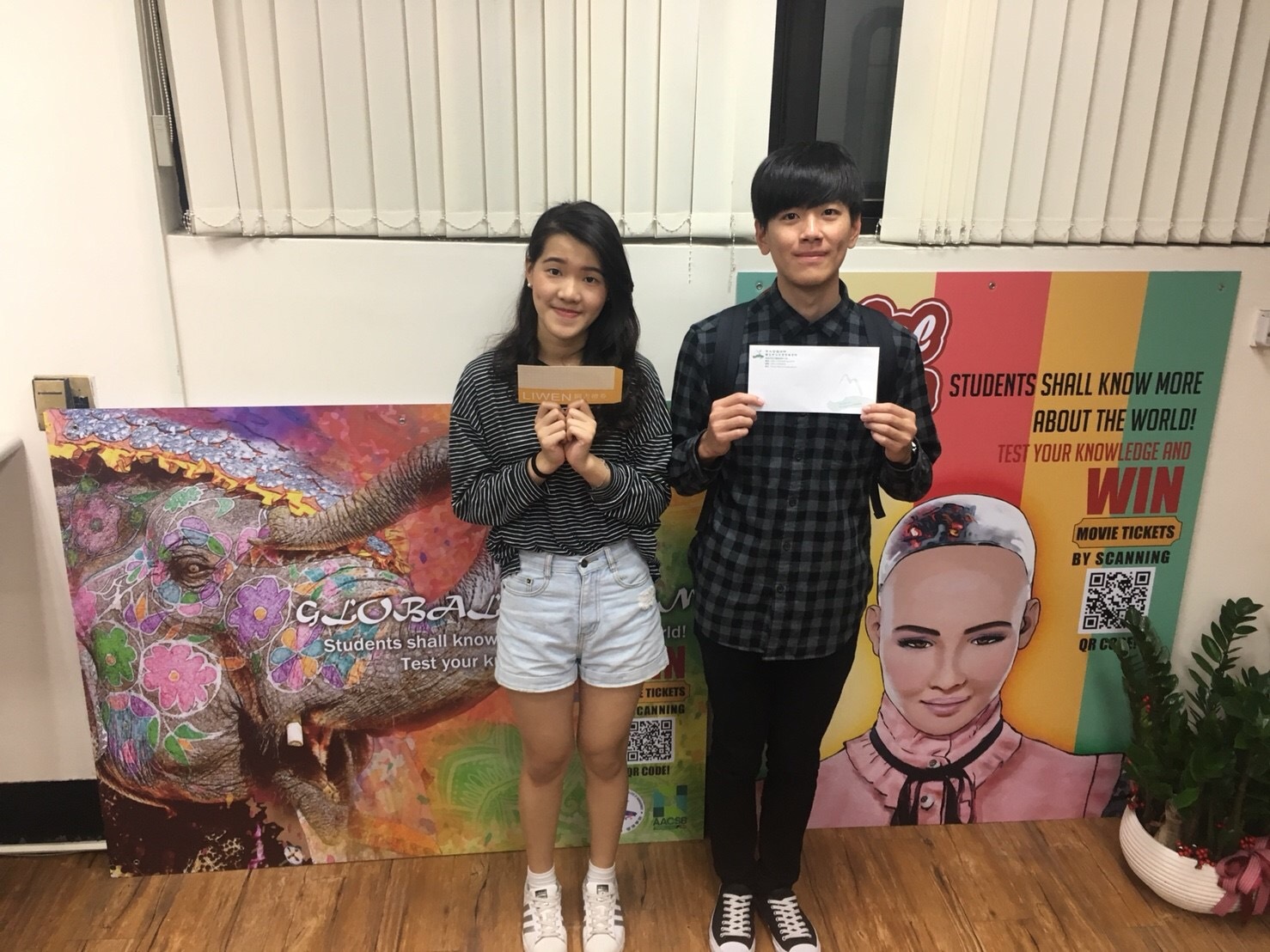 企管系黃筠婷、李浚緯圖片