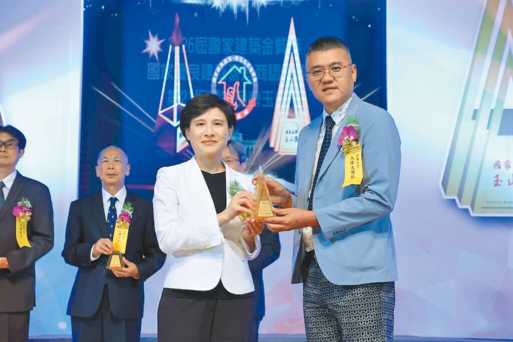 行政院副院長鄭麗君(左)頒贈國家品牌玉山獎「傑出企業類」,由大衛太陽能董事長陳鄭彥(右)接過獎座。圖/大衛太陽能提供