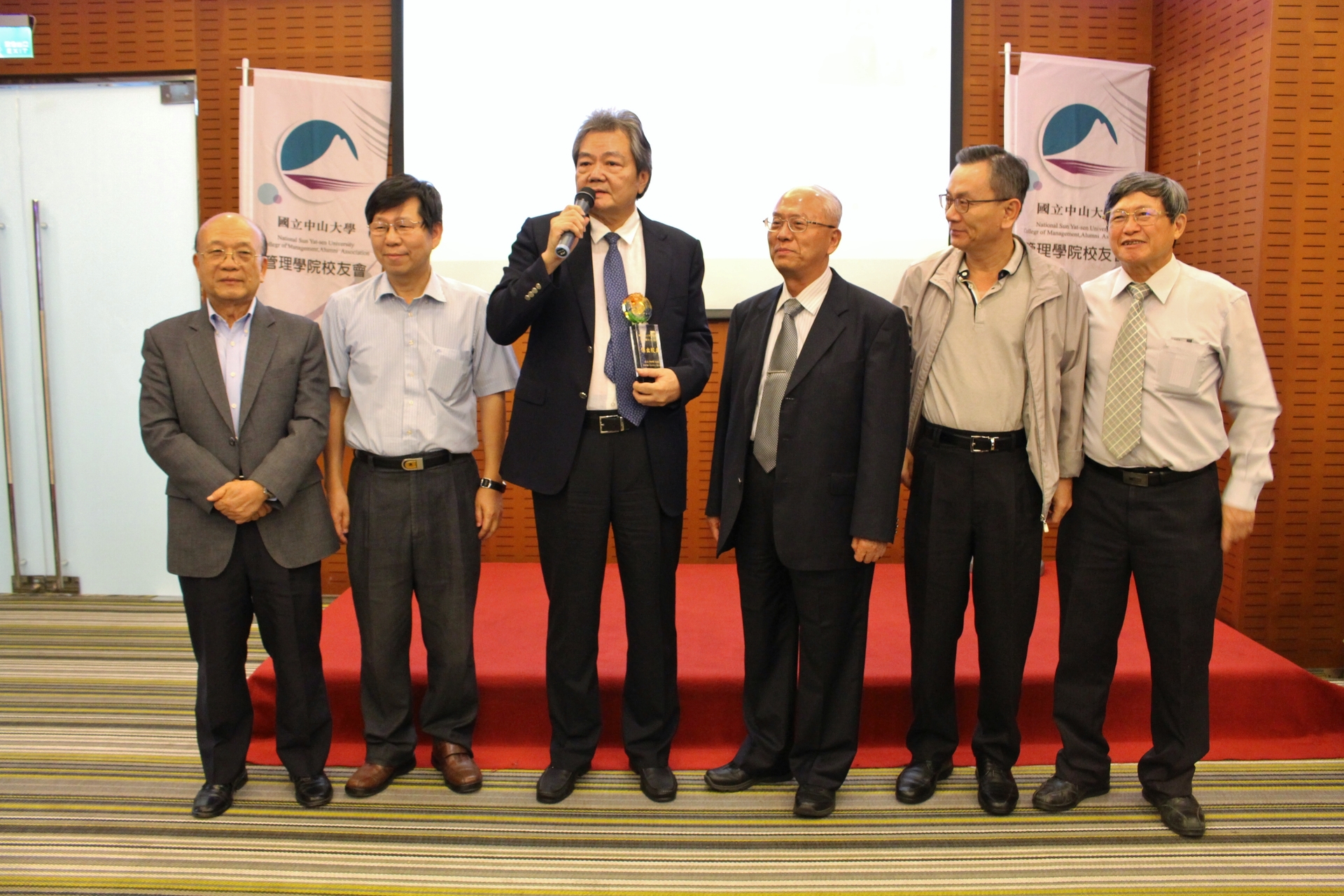 蔡煜麒學長(左三)感謝EMBA-3同學前來祝賀，左起黃來福學長、林文俊學長、薛西全學長、蔡崇禮學長、陳財源學長圖片