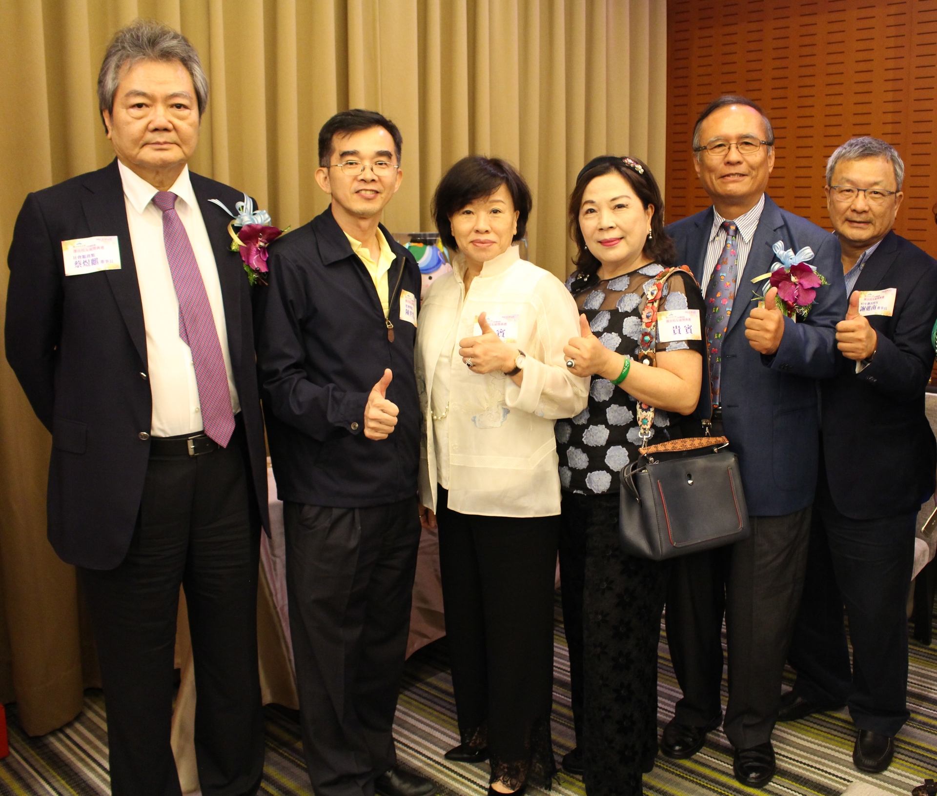 校傑出校友頒獎典禮合影，左起蔡煜麒學長、陳世哲院長、蔡學長夫人、張德盛學長夫人、張德盛學長和謝進南學長圖片