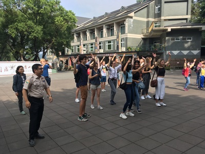 學生練習原住民傳統舞蹈圖片