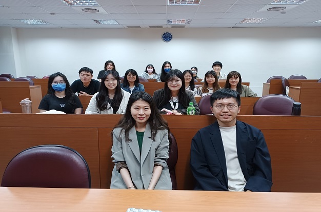 團體合照,第一排左邊為Ivy學姊,右邊為Danny學長
