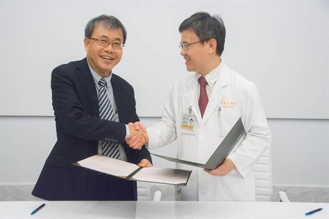 中山大學校長鄭英耀（左）因腳傷結識高雄長庚院長李炫昇（右），兩人一見如故，進而促成院校之間簽定策略聯盟。（林宏聰攝）圖片