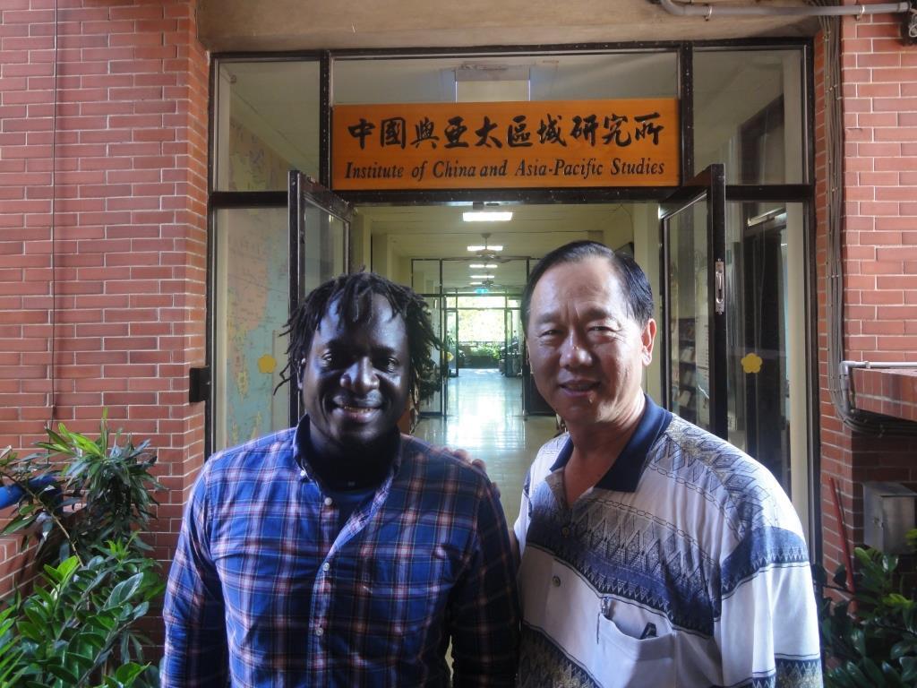 與亞太所顧長永所長合影圖片