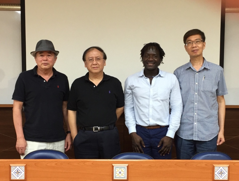 與博士論文口試委員合影圖片