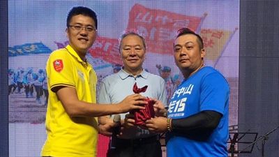 中山大學EMBA戈友會新舊任理事長交接。（圖／中山戈友會提供）圖片