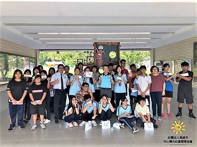 中山陽光基金會至六龜國小致贈眼鏡圖片