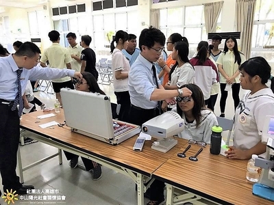 中山陽光基金會找來專業人士為國小學童量測近視度數圖片