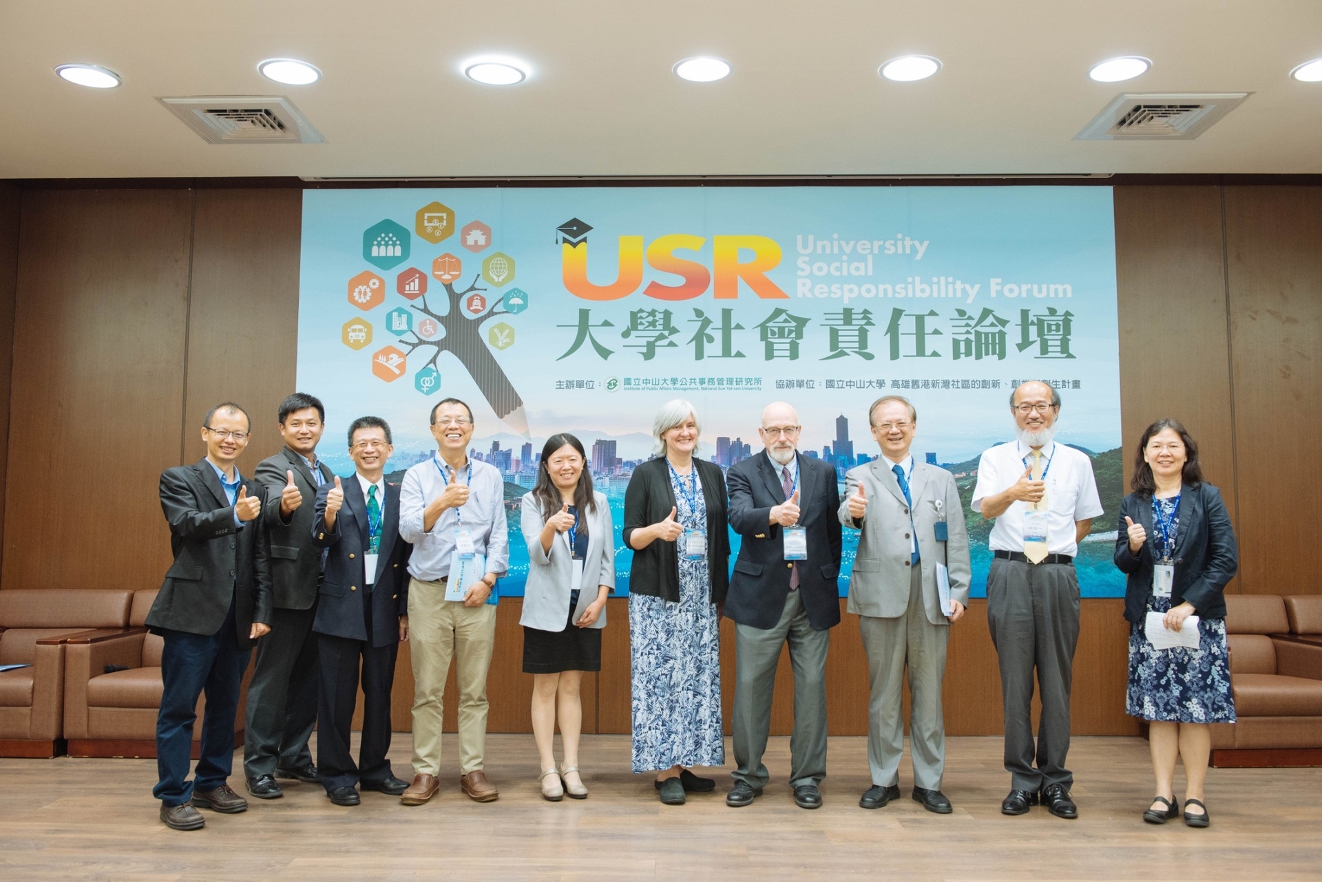 左起中山大學公事所助理教授蔡錦昌、吳偉寧、教授郭瑞坤、通識教育中心主任蔡敦浩、教務長陸曉筠、美國亞利桑那州立大學教授Barry Bozeman夫婦、高雄醫學大學校長劉景寬、成功大學副校長林從一及屏東大學副校長林曉雯。圖片