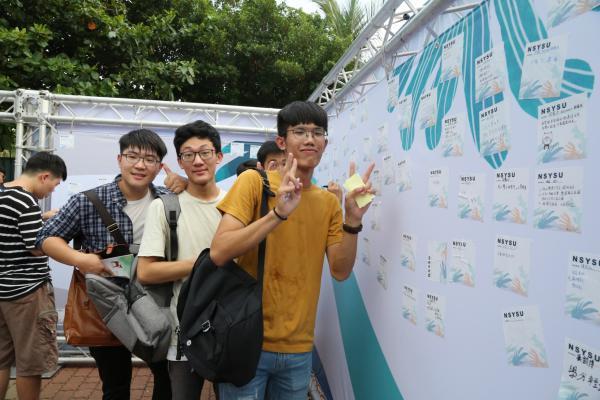 大一新生把對大學四年的期許寫下，貼在校方特別安排的「蟲洞書簡」上。圖片