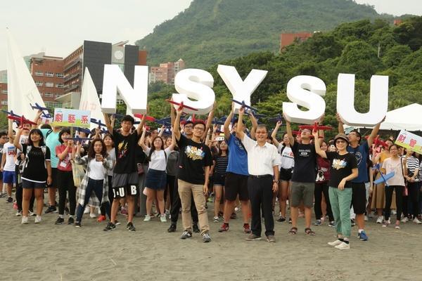 中山大學新生在校長鄭英耀（右三）與學務長楊靜利（右一）、副學務長于欽平（右四）等師長的祝福下，將手中的模型飛機擲上青天，宣告大學生活自此展開，夢想起飛！圖片