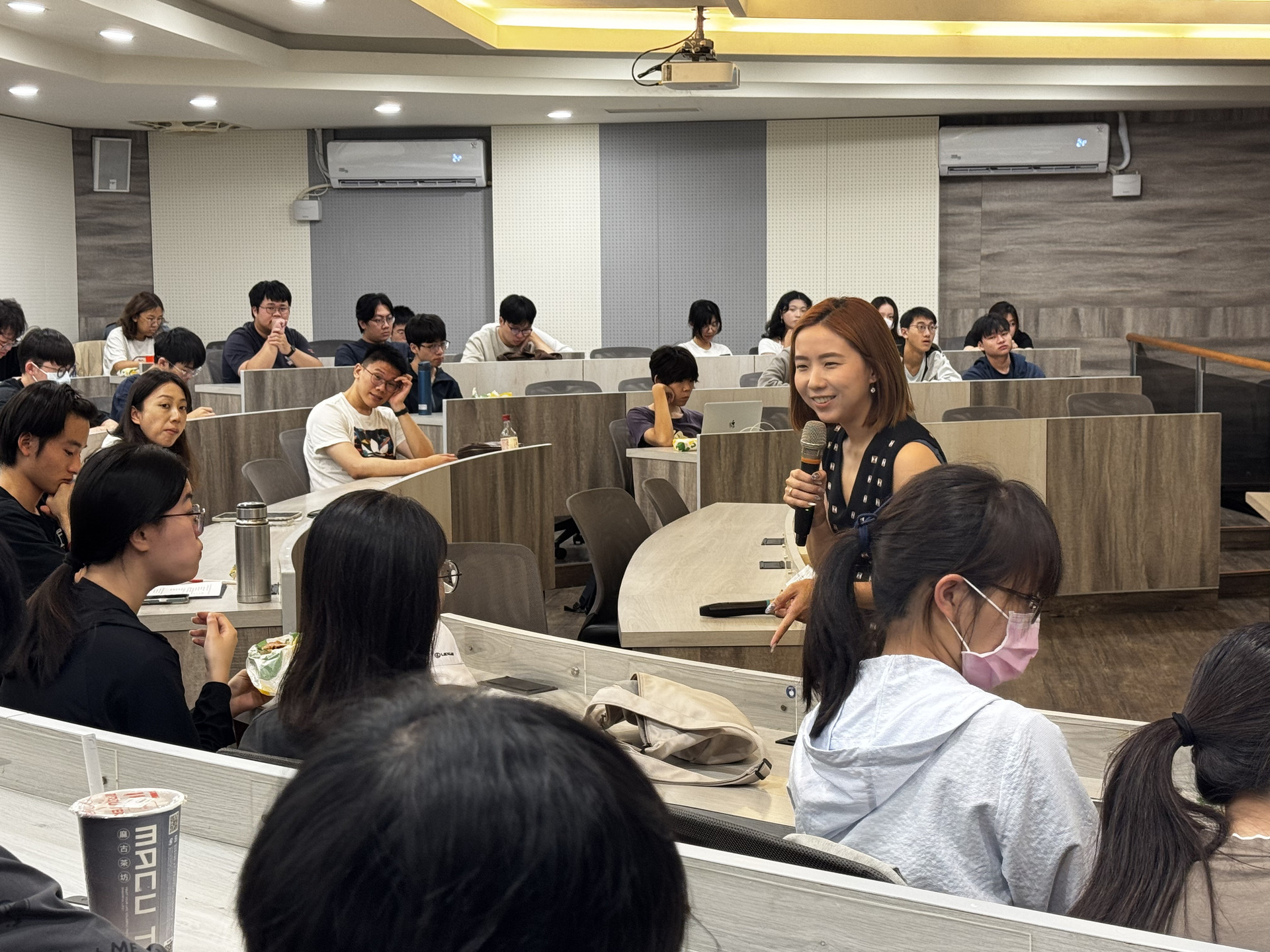 何家宜副所長與同學們互動討論圖片