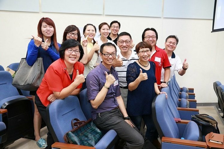 中興大學企管系教授喬友慶（前排中）與第一屆T4聯合課程學員合影。 中興大學／提供圖片